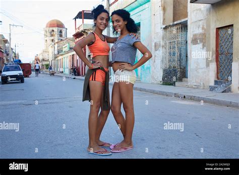 CUBANAS EN LA PLAYA NOS MUESTRAN SU PARTE DEL。